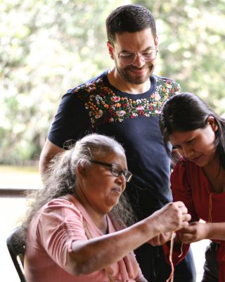 En el Putumayo trabajamos con siete comunidades indígenas, una comunidad afrodescendiente y 50 mujeres confeccionistas.  Junto a equipos de diseño, se materializó una nueva colección que rescatan sus memorias vivas, sus orgíenes, sus tejidos, su legado y todo aquello que dieron por perdido de su cultura en algún momento. Este proyecto lo llevamos a cabo de la mano de los mejores aliados @cmmcolombia y @grantierra_inc 

Fotos: @cmmcolombia